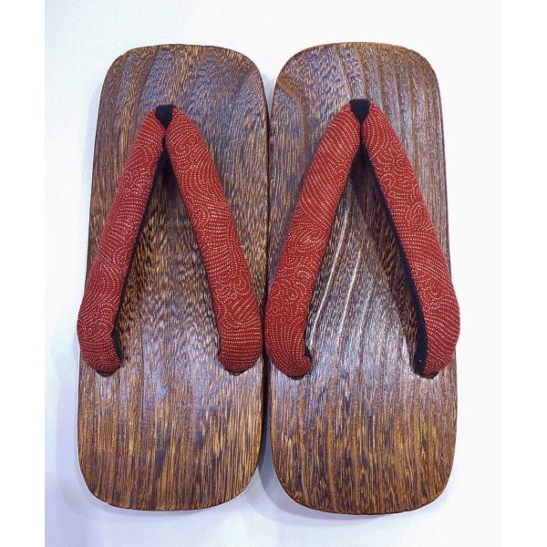 　こちらは 男性焼き桐下駄です。素材は天然焼き桐で汗にも強く手入れのしやすい品です。裏底にゴムのすべり止めつきで、革底と違い滑りにくく、スポンジとも違い、削れにも強いタイプです。鼻緒の裏はソフトな生地を使い、足が痛くなりにくいようにやや厚め...