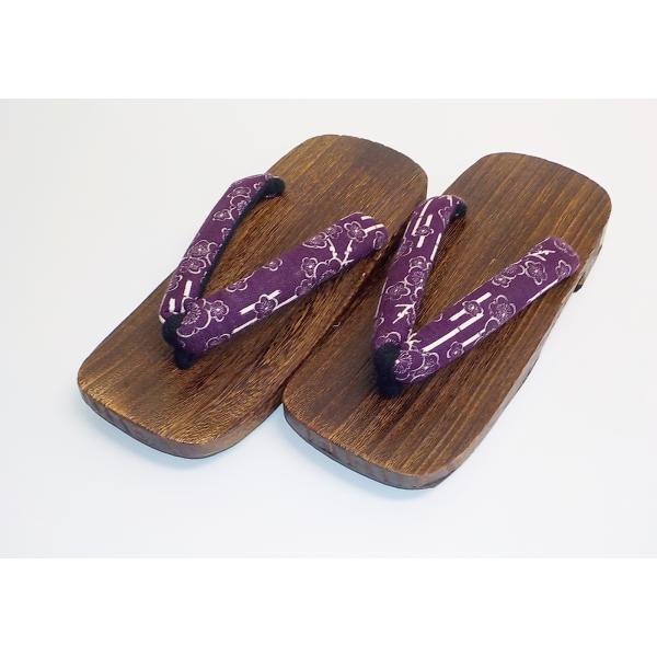 　こちらは 男性焼き桐下駄です。素材は天然焼き桐で汗にも強く手入れのしやすい品です。裏底にゴムのすべり止めつきで、革底と違い滑りにくく、スポンジとも違い、削れにも強いタイプです。鼻緒の裏はソフトな生地を使い、足が痛くなりにくいようにやや厚め...