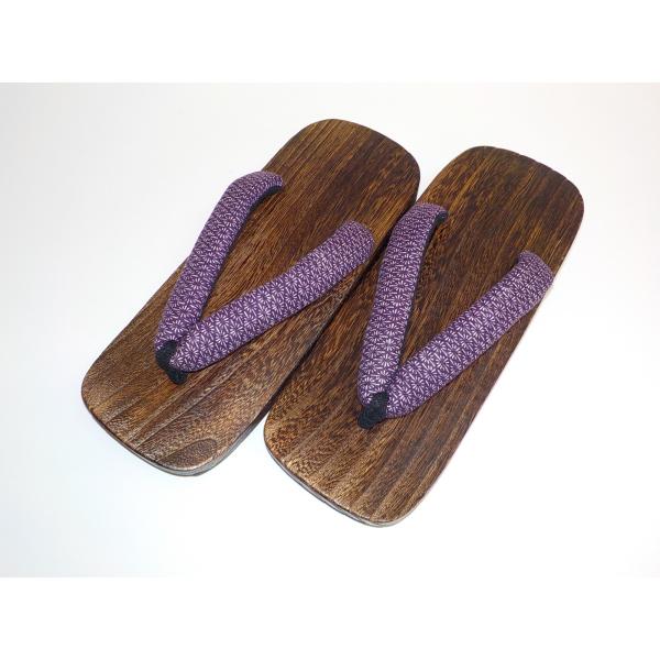 　こちらは 男性焼き桐下駄です。素材は天然焼き桐で汗にも強く手入れのしやすい品です。裏底にゴムのすべり止めつきで、革底と違い滑りにくく、スポンジとも違い、削れにも強いタイプです。鼻緒の裏はソフトな生地を使い、足が痛くなりにくいようにやや厚め...