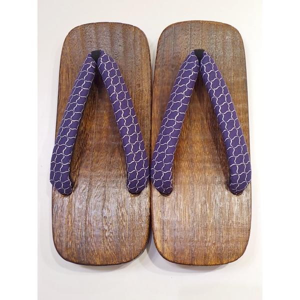 　こちらは 男性焼き桐下駄です。素材は天然焼き桐で汗にも強く手入れのしやすい品です。裏底にゴムのすべり止めつきで、革底と違い滑りにくく、スポンジとも違い、削れにも強いタイプです。鼻緒の裏はソフトな生地を使い、足が痛くなりにくいようにやや厚め...