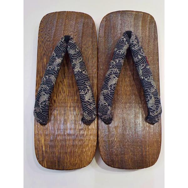 　こちらは 男性焼き桐下駄です。素材は天然焼き桐で汗にも強く手入れのしやすい品です。裏底にゴムのすべり止めつきで、革底と違い滑りにくく、スポンジとも違い、削れにも強いタイプです。鼻緒の裏はソフトな生地を使い、足が痛くなりにくいようにやや厚め...