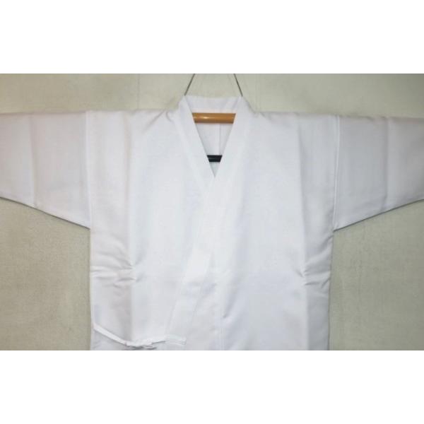 　こちらのお品は、冬向け弓道・道衣（道着・胴着）です。表生地はポリエステル100％のやや厚手の生地を使用し、体幹部分の裏地にフリース素材を付けた冬向け防寒対策の弓道弓道・道衣（道着・胴着）です。厚手なので特に寒い時季におすすめです。筒袖部分...