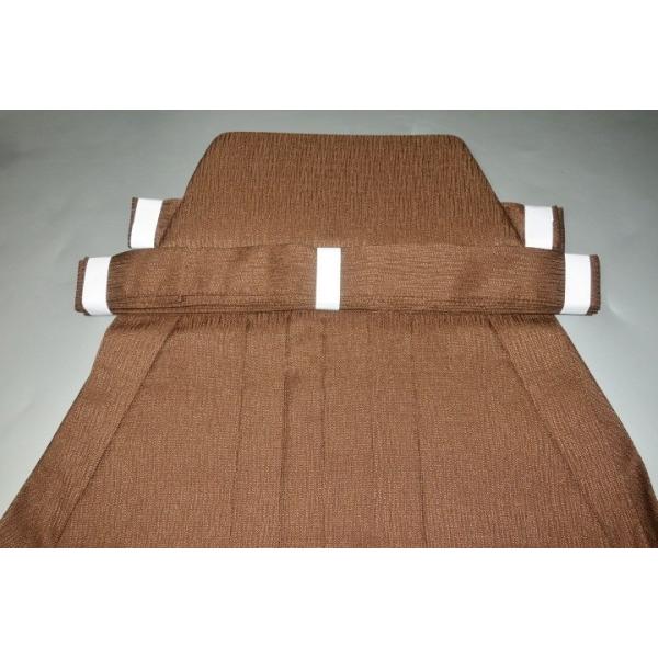 　ポリエステル100%のご家庭でも手軽に洗える男物の弓道用楊柳（ようりゅう）袴です。生地は、細かい縦シボ（縮のような織感ですが、縮みと違って引っ張っても伸びてきません。）が入っており、肌に触れる面が少なく、夏でもべたつきが少ないです。干すだ...