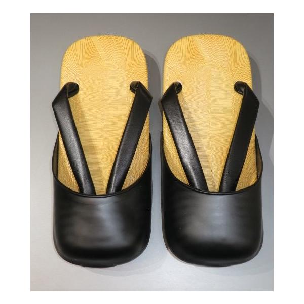 ★雨の日に、電車での移動等に大変便利です。　アメゴム底黒鼻緒雪駄に黒いビニールの爪皮を着けました。　いわゆる「時雨履き」です。　白鼻緒と違って、普段使いができる硬派な黒鼻緒を採用して、弊社で特注した製品です。　玉砂利や土くれ、石畳などを歩い...