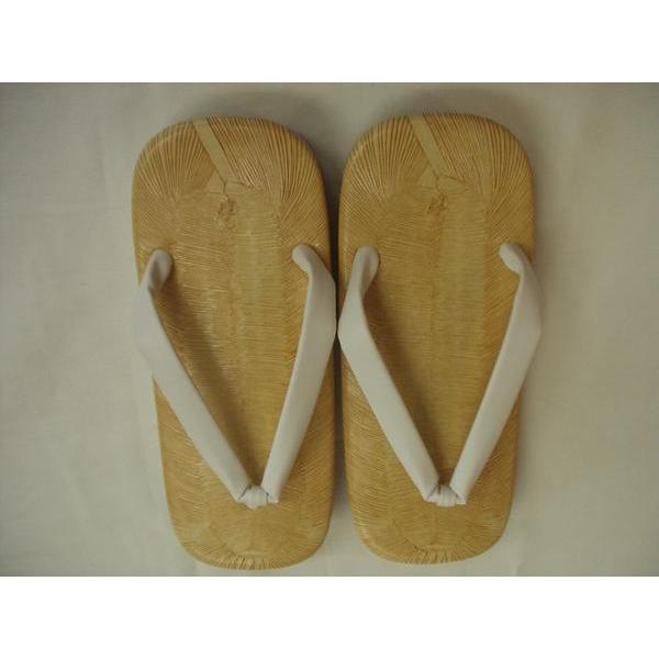 　全国神社様に正式採用頂いている、アメゴム底の雪駄です。　神社関係者様から頂いたご意見を基に、弊社で特注した製品です。　玉砂利や土くれ、石畳などを歩いても歩きやすく、ウレタンやスポンジと違い、削れにも強いタイプです。　神社、仏閣関係者様のみ...