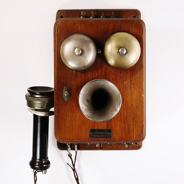 デルビル磁石式壁掛木製電話機 安立電気株式会社