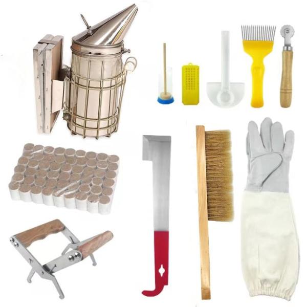 完全なツールセット：この養蜂ツールセットには、羊皮の手袋、スクレーパー、ミツバチブラシ、巣フレームクランプなど、養蜂に必要な12のツールが含まれており、すべて養蜂プロセスのさまざまなニーズを満たすために利用できます。シープスキン手袋：高品質...