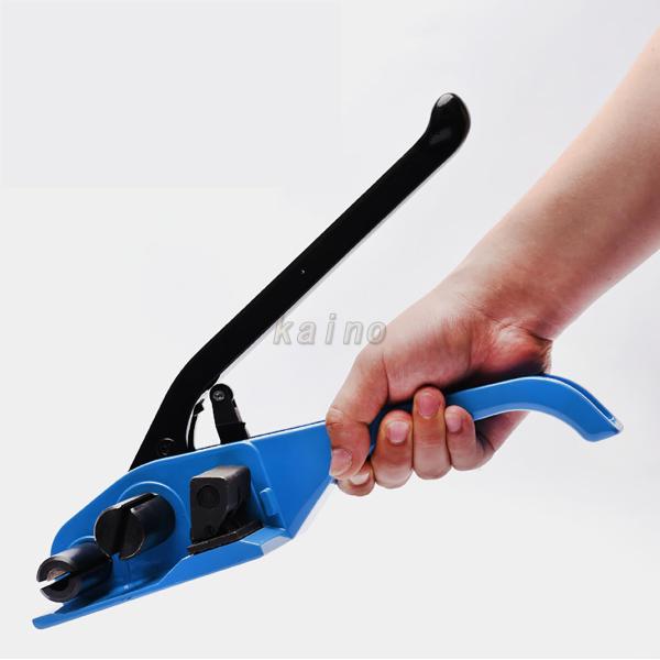 【手動バンド結束機】本体のサイズ32*22*10cm、重量約1.8kg、小型軽量で、保管や持ち運びがより簡単です。電源も圧縮空気も不要で、手動式バンド結束機は操作が簡単で、効率が高いです。【引締切断2in1】本体1台のみで、バンドの引き締め...