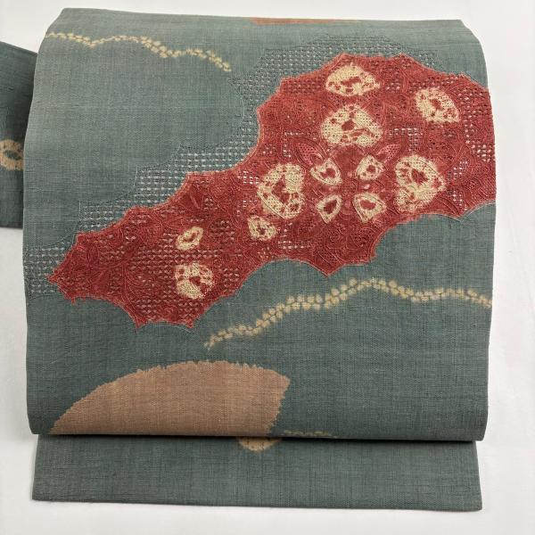名古屋帯 秀品 紬地 逆さ雲取り 草花 刺繍 絞り 灰緑 正絹 中古