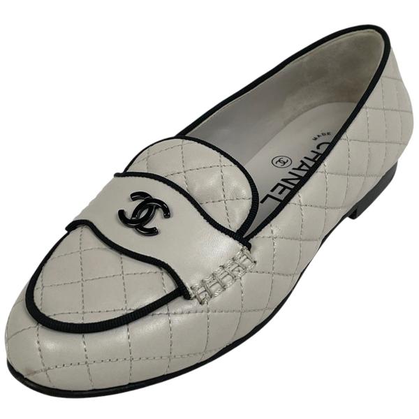 CHANEL ホワイトレザー ローファー ドットのデザインが可愛い】 CHANEL CCロゴ ローファー (CHANEL
