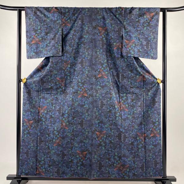 未使用　正絹　袷　縞柄　大島紬（旗印　証紙あり） 身丈（肩から）161㎝ 美品 大島紬 身丈164.5cm 裄丈66cm M 袷 純泥染 証紙あり 華文 唐草