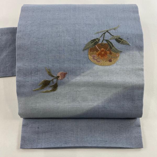 専用帯3128 3868 二点セット●高級 正絹 紬 相良刺繍 名古屋帯 名古屋帯 秀品 紬地 草花 果実 相良刺繍 青灰色 正絹 中古 : リユース