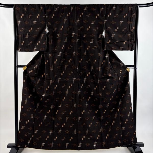 未使用　正絹　袷　紬　燕　身丈（肩から）161㎝ 紬 身丈162cm 裄丈65cm M 袷 久米島紬 証紙あり 燕 花 焦茶色 正絹