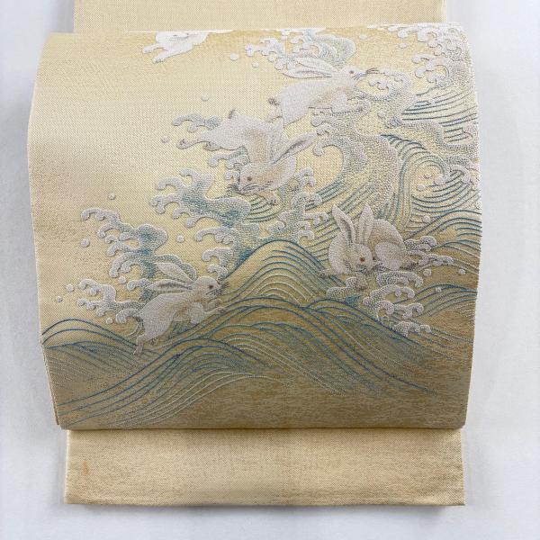 袋帯 逸品 蒋雪英 落款あり うさぎ 波頭 相良刺繍 ベージュ お太鼓柄