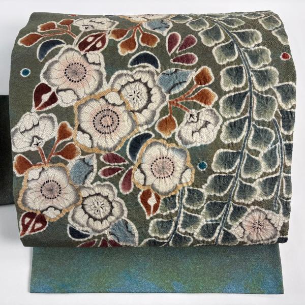 【名古屋帯】未使用品✾やさしい縞に咲く牡丹と萩/刺繍/グレー/八寸/377cm 美品 名古屋帯 名品 落款あり 辻が花柄 金通し 絞り 鶯色 正絹 中古