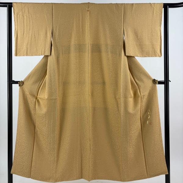 美品 色無地 身丈151.5cm 裄丈63cm S 袷 落款あり 地紋 薄黄土色 正絹