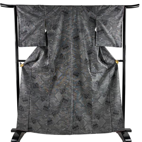 美品 紬 身丈163.5cm 裄丈64cm M 袷 色紙 雲文 黒灰 正絹 優品 中古