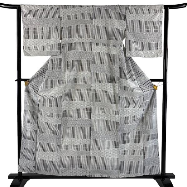 美品 小紋 身丈159cm 裄丈64cm M 袷 縦縞 毘沙門亀甲 灰白 化繊 優品 中古