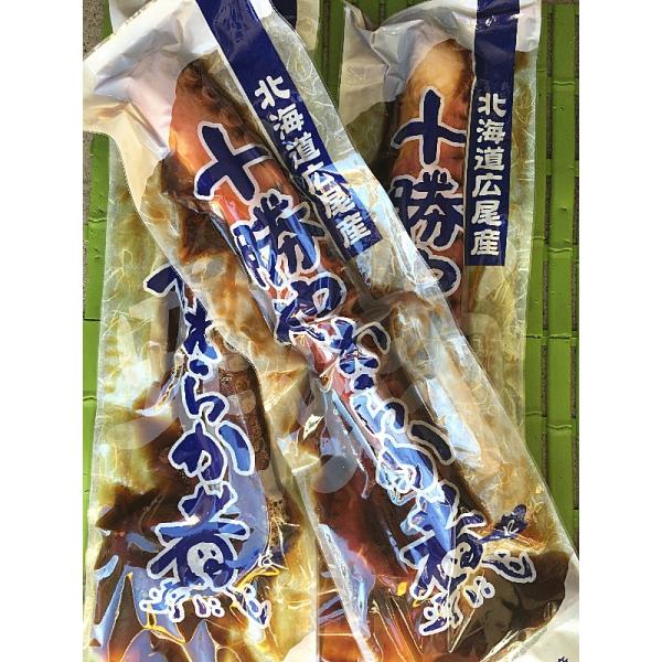 大蛸の足を当社独自の製法で柔らかく煮付けましたこちらの大蛸は大きい物で約2メートルにもなる大きな蛸です。大蛸と呼ばれるたこでその中でも最高の真たこの足をボイルしました。  味付けしておりますので、タレをからめてお召し上がり下さい。 絶妙の味...