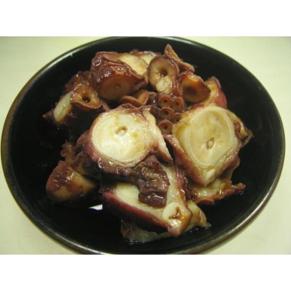 大蛸の足を当社独自の製法で柔らかく煮付けましたこちらの大蛸は大きい物で約2メートルにもなる大きな蛸です。大蛸と呼ばれるたこでその中でも最高の真たこの足をボイルしました。  味付けしておりますので、タレをからめてお召し上がり下さい。 絶妙の味...