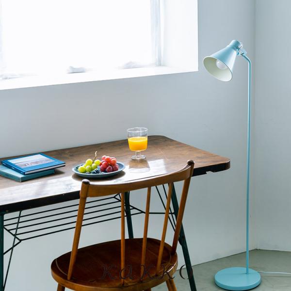 aina［アイナ］からシンプルな色と形が特徴のフロアライトkolmio［コルミオ］が誕生しました。kolmioとはフィンランド語で三角形という意味です。お部屋のインテリアを、シンプルかつ美しく演出してくれるサイズ感と三角形のシェードが特徴で...