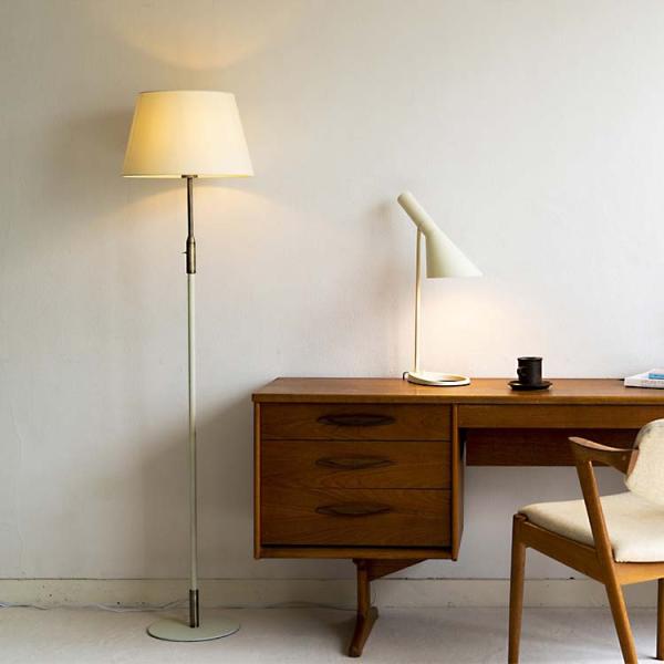 上品で繊細なシルエットのスタンドライト「デリシア(Delicia)」。各部品は細部まで意匠を欠かさず、全体のバランスも考慮された設計です。クラシカルな印象を持ちますが、手の届きやすい位置にトグルスイッチを付けるなど利便性も兼ね備えています。...