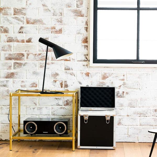 こちらはアルネ・ヤコブセン（Arne Jacobsen）がデザインした「AJテーブルランプ」のリプロダクト製品です。商品サイズ本体：幅210×奥行き342×高さ522(mm)シェード：直径165×奥行き342(mm)ベースサイズ：幅210×...