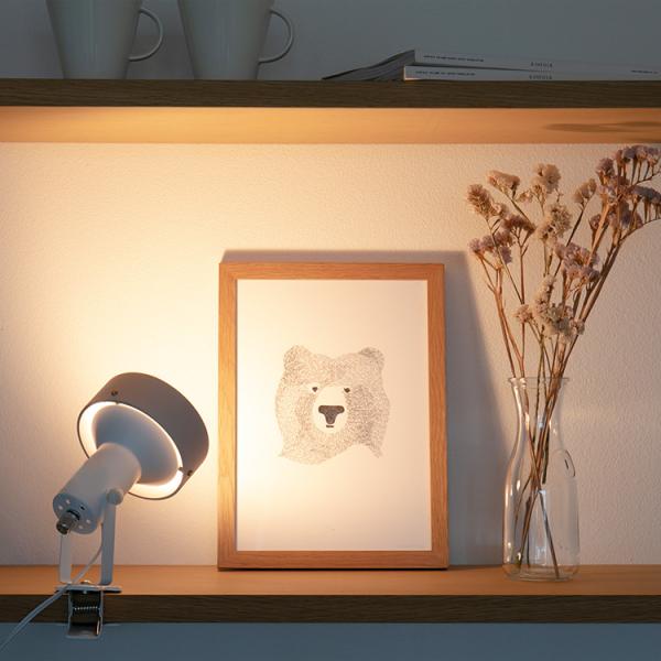 ウッドのリングにスチールを組み合わせた「Nash(ナッシュ)」。スポットライトのように前方向のみを照らすため、部分的にライトアップすることができます。その他にも、作業机の上部に取り付けデスクライトとして使用したり、ベッドサイドで読書灯として...