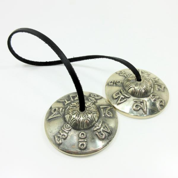 六字真言のティンシャ（チベタンベル・チベットシンバル）は、７メタルといわれる宇宙を表す７種類の金属（金・銀・銅・鉄・亜鉛・錫・鉛）を特殊な配合によって作られた物で、上部には、観音菩薩の陀羅尼（呪文）の梵字が描かれています。この真言には、幸運...