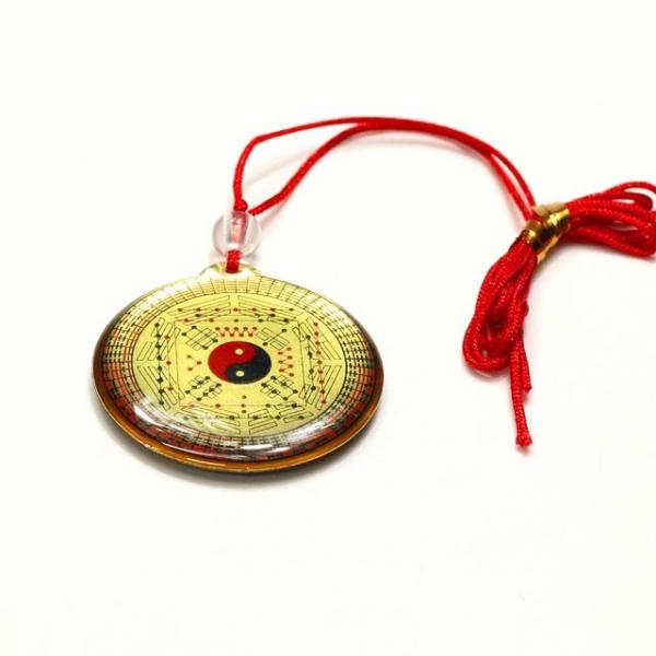 ※本商品はメール便での発送となり、ポスト投函となります。【乾坤宝照図の直径】約3ｃｍ【全体長さ】 約35ｃｍ※赤紐の先は結ばれていません。ご都合の良い位置で結んだり、切ってお使いください。※画像環境や撮影環境により、実物と写真では、色やイメ...