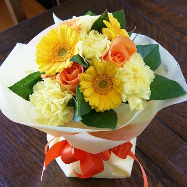 花束 ブーケ カーネーション 花瓶のいらない花束 黄色系 生花 プレゼント 母の日 父の日 父の日 誕生日 結婚記念日 結婚祝い 送料無料