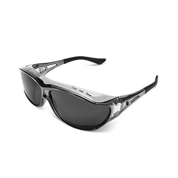 普段使っているメガネの上に、そのままかけられる偏光オーバーサングラスです。 サイドのフレームがないパノラマデザインで、左右の視界をさえぎらず広い視界を確保できるサングラスです。 耳かけ部はフレキシブルに曲がることができて、自分の頭の形に合わ...