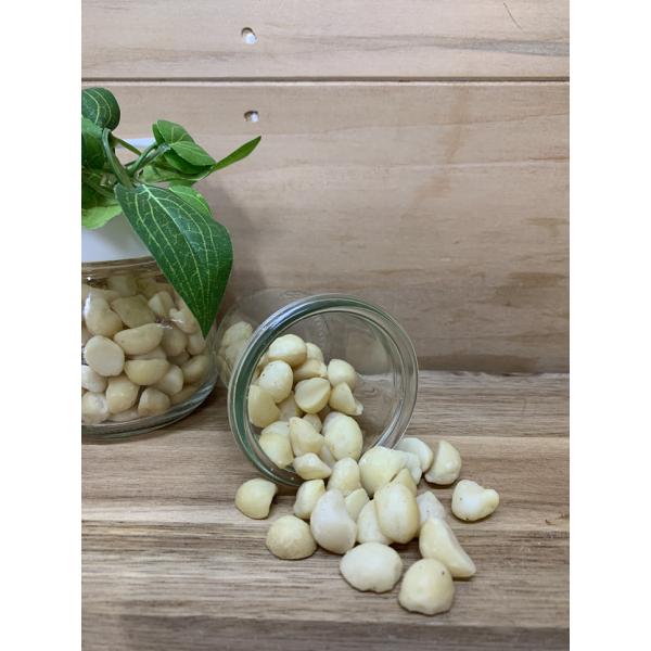 [Release date: June 19, 2019]高級洋菓子店用に選別する際に規格外になってしまったマカダミアナッツ国内の提携工場の職人の手により一つ一つ丁寧に遠赤外線にて煎りあげたマカダミアナッツに塩味を付けました。高級洋菓子店向...