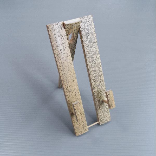 扇を飾るための扇立てです。蝶番の軸も竹ヒゴを使用しています。扇立ての上部には孔を開けてありますので、紐やフックを通して壁に掛けて扇を飾ることもできます。きれいな舞扇（飾り扇）を室内インテリア（壁掛け）として玄関やリビングに飾って、和の空間を...