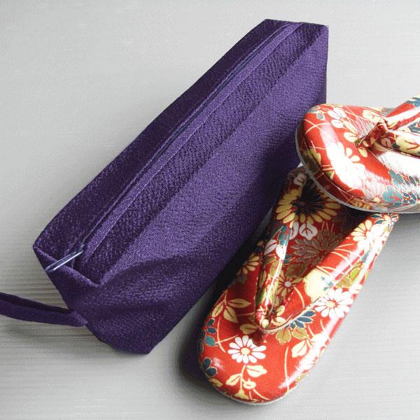紫色の女性用の草履入れです。持ち手（ストラップ）が付いていて収納後の携帯に便利です。内側は綿布が張ってありあり程好い厚みとなり使いやすいです。開閉ファスナー式。素材感豊かなレーヨンちりめんを使用しており、いかにも和装専用という感じが漂います...