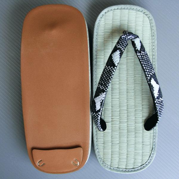 粋なヘビ柄鼻緒のい草雪駄です。台は、足裏に心地良く馴染み、涼やかな素材感のある畳表。鼻緒の裏側（素足にあたる部分）は、黒の別珍（べっちん）＝綿ビロード製で、履き心地が良く足にやさしくフィットします。男性用。底は、「ライト底」などと呼ばれる獣...