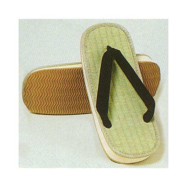 藺草（いぐさ）の畳表草履（黒鼻緒）です。足裏に心地良く馴染み、涼やかな素材感のある畳表の感触をお楽しみください。鼻緒は足指に優しい黒の別珍（べっちん）＝綿ビロード製です。男性用軽量＆クッション性のあるスポンジを使用しておりますので、長時間履...