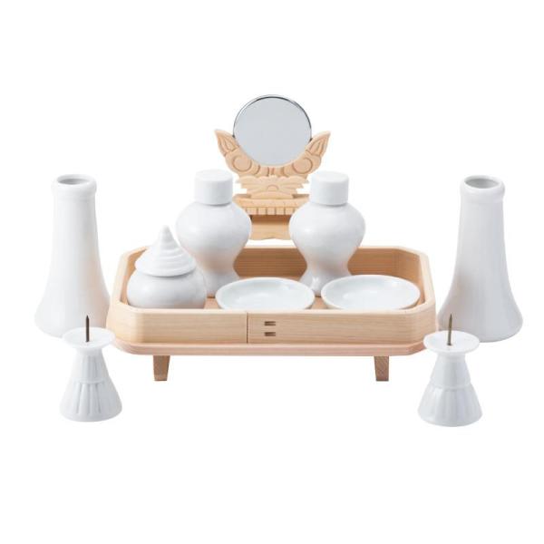 陶磁器製・神具セット(大)神鏡、ローソク立て、長三宝セット神棚をお祀りするお供えセット11点セットとなっており、榊立て、水玉、瓶子、皿、神鏡、ローソク立て、長三宝の11点セットサイズ：榊立(さかきたて)：4寸(13×8cm)×2個 瓶子(へ...