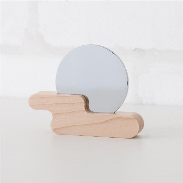 ■商品名モダン神鏡 kasumikumo メイプル 2寸■商品サイズ外寸:幅9.0×高さ7.0×奥行1.5cm■主素材メイプル■その他の素材鏡：ニッケル合金■商品状態組立品■商品説明雲に浮かぶ光差すあたらしい神様の鏡日本的な雲のモチーフのあ...