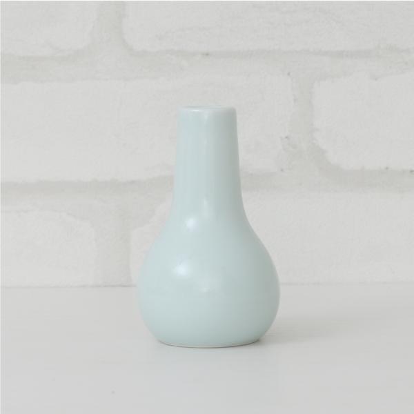 ■商品名みくまり 榊立て 青白磁 1本■商品サイズ幅5.5×奥行5.5×高さ9cm■商品重量95g■素材陶器■生産国日本■商品説明川の流れは、どのような道程でもしなやかにカタチを変え、淀みなくすり抜けてあるべき所へと至ります。みくまりは、そ...