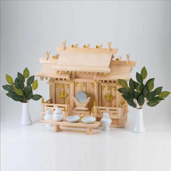 ・商品名屋根違い 三社 若葉（小） 神棚セット・商品サイズ神棚外寸: 幅51cmｘ高さ40cmｘ奥行22cm内寸（扉内）: 中央高さ29cm　左右高さ24cm・主素材純国産桧・お神札の入れ方底板をスライドさせて下から納めます。・商品詳細中央...