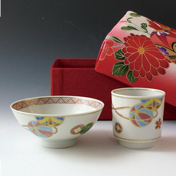 箱は正絹の友禅染を用いて、贈り物にふさわしいものとなっています。なお、箱の絵柄は一個ずつ異なります。お選びいただけませんので、ご了承ください。【セット内容】湯呑、飯碗※モニターやブラウザなどによって、実際の物と色味が異なる場合がございます。...