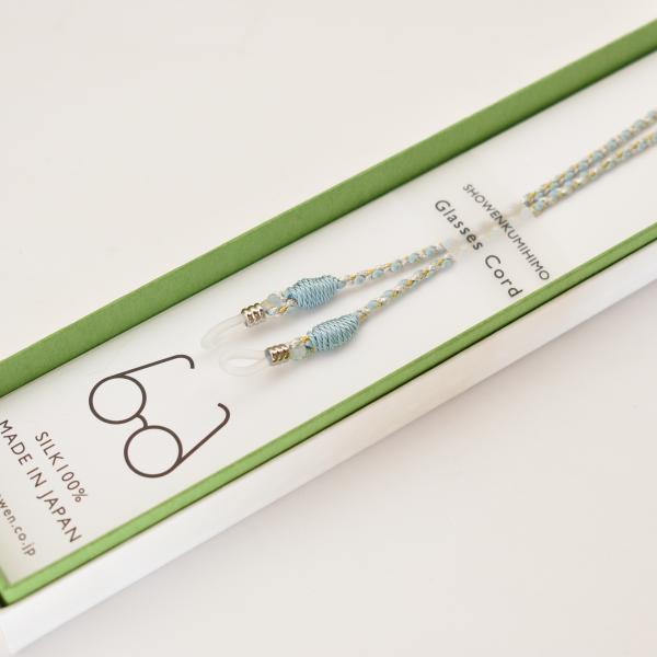 昇苑くみひも GC-112 正絹グラスコード「四つ組 水色」【昇苑くみひも 正絹グラスコード「四つ組 水色」】特に女性の方に喜んでいただけるように、繊細さと煌びやかさにこだわったグラスコードです。四つ組とは、四つの玉(おもり)を使う組み方で...