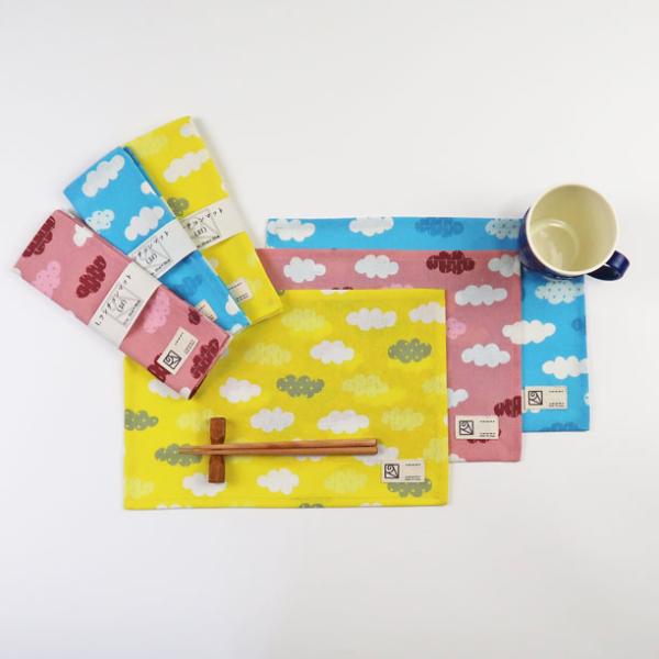 小さ目のランチョンマットです。通気性が良くナチュラルな色感の綿麻生地を使用しています。 １点１点、国内でハンドメイドで製作しています。記名可能なオリジナルネームタグがついています。●作品サイズ幅30cm×高さ20cm●素材麻55%、綿45%...