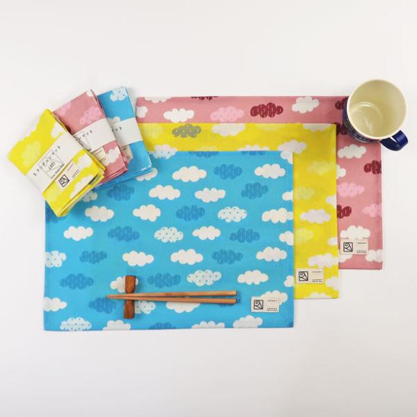 小さ目のランチョンマットです。通気性が良くナチュラルな色感の綿麻生地を使用しています。 １点１点、国内でハンドメイドで製作しています。記名可能なオリジナルネームタグがついています。●作品サイズ幅35cm×高さ25cm●素材麻55%、綿45%...