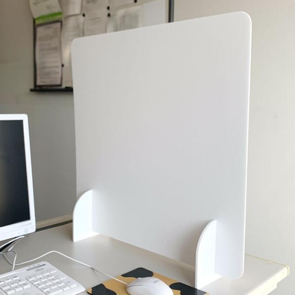 １セットパーテーション、専用スタンド２個、組付けスタンド１個付き。本体サイズ：W600mm×H600mm　/　本体材質：厚さ5mm スチレンボード製。工事不要!!　立てるだけで簡単設置簡単組み立て設置。コンパクトな専用スタンド２個付き。（パ...