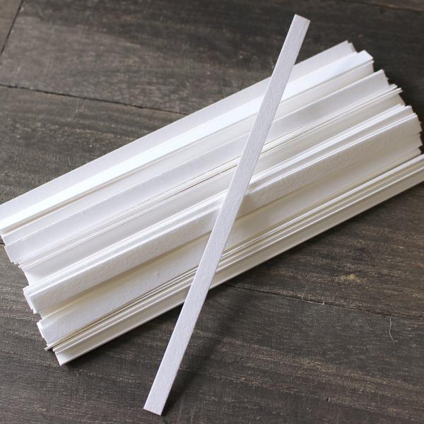 香料試験紙として専用で開発されたプロの調香師も愛用する日本製のムエット(香料試験紙)です。エッセンシャルオイル(精油)やアロマオイルの香水試作、開発から店頭でのエンドユーザー様への試香、サンプル品の提供等のビジネスユースは勿論、アロマ検定試...