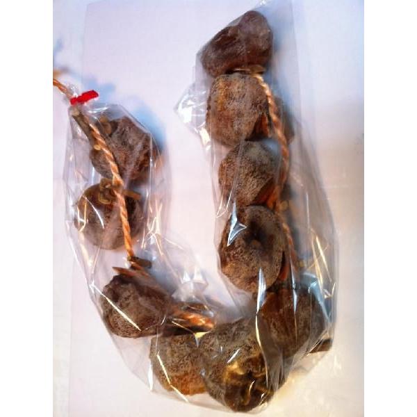 [Release date: December 15, 2025]農家の方が一つ一つ丁寧に皮をむき、最良の場所につるし干しし、食べごろになったものをわけて頂きました。とても甘く、ちょうど良い食感に仕上がっています。お正月用にもどうぞ！！！当...