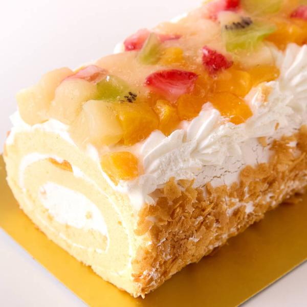 ■商品説明爽やかなほどよい甘さが魅力のロールケーキです。極上の生地とふわふわクリームに、フルーツの酸味がたまらない♪●長さ約15cm、約4人用〜5人用のサイズです。●贅沢に白桃・黄桃・イチゴ・キウイの4種のフルーツをたっぷり使用。●クリーム...