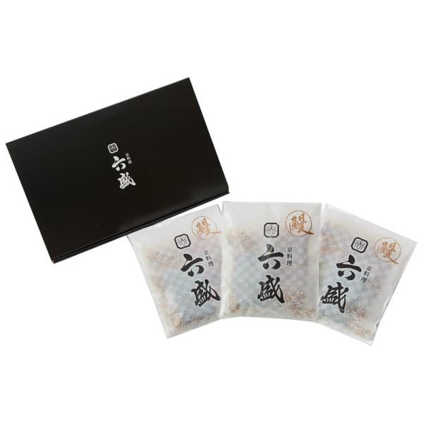 [Release date: March 1, 2025]■商品説明京料理六盛こだわりの焼き加減に仕上げた鰻はふっくらとした食感やたれと山椒の風味に自信をもつ一品。食べやすいサイズにカットしており、湯煎するだけで簡単にお召し上がりいただけま...